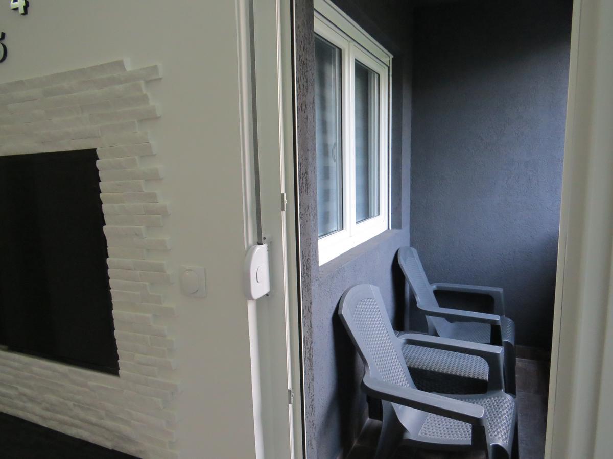 Grey Apartment Ni Exterior foto
